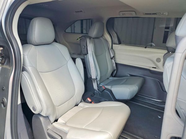 2022 TOYOTA SIENNA XLE