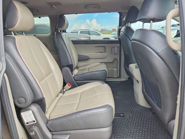 2017 KIA SEDONA LX