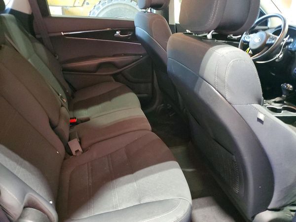 2016 KIA SORENTO L / LX