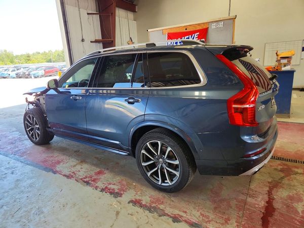 2018 VOLVO XC90 Momentum