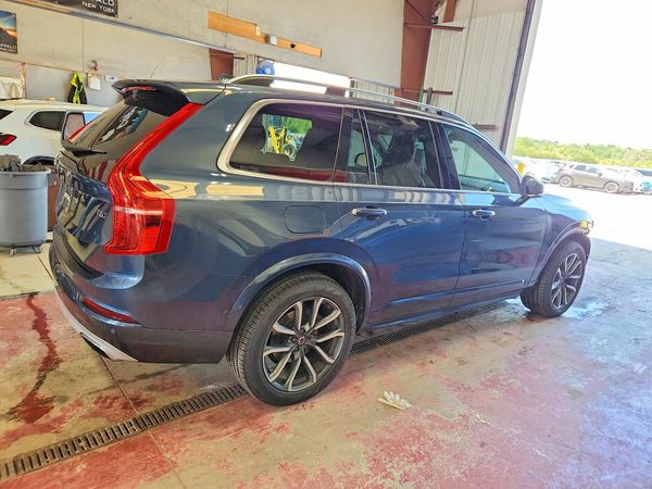2018 VOLVO XC90 Momentum