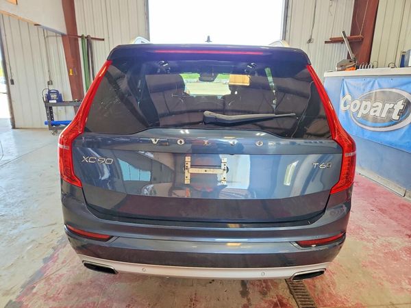 2018 VOLVO XC90 Momentum