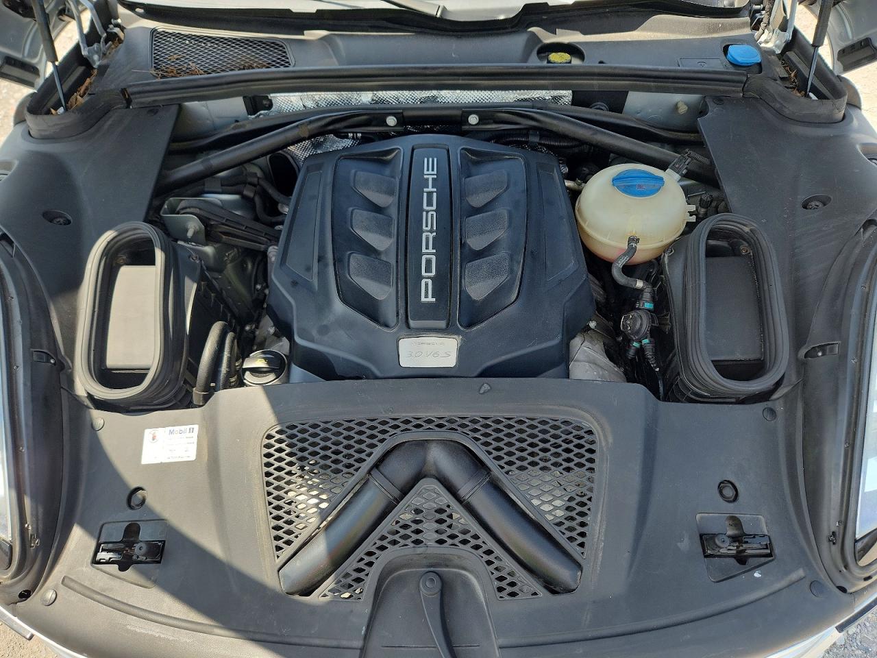 2016 PORSCHE MACAN