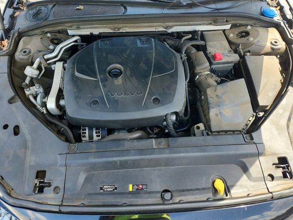2017 VOLVO S90 Inscription — Engine bay
