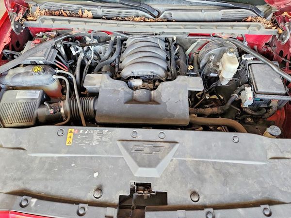 2019 CHEVROLET SILVERADO LT — Engine bay