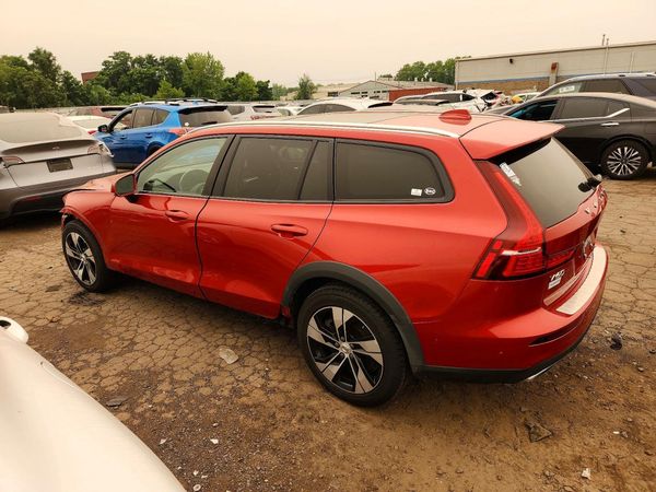 2020 VOLVO V60 CROSS COUNTRY Momentum