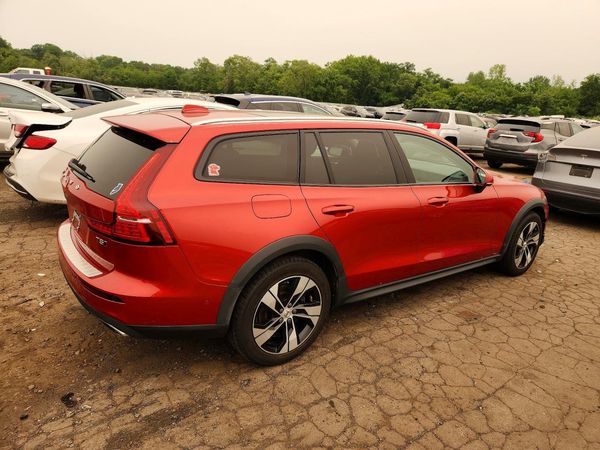 2020 VOLVO V60 CROSS COUNTRY Momentum