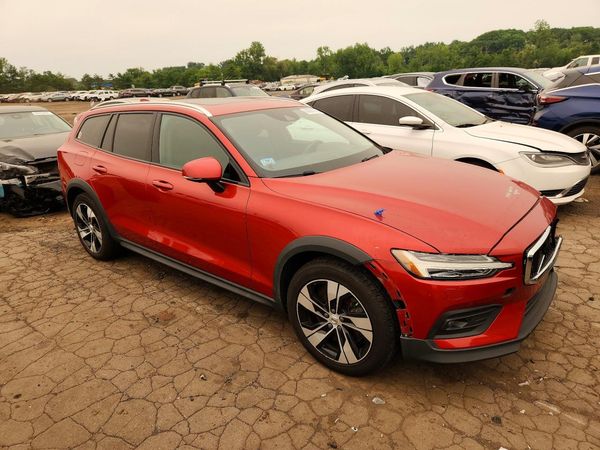 2020 VOLVO V60 CROSS COUNTRY Momentum