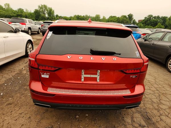 2020 VOLVO V60 CROSS COUNTRY Momentum