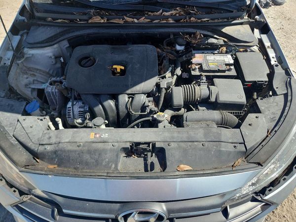 2020 HYUNDAI ELANTRA SE — Engine bay