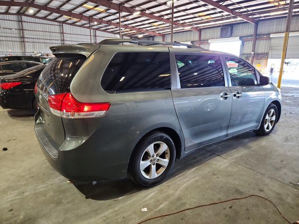 2013 TOYOTA SIENNA