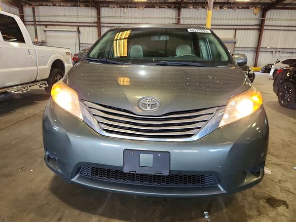 2013 TOYOTA SIENNA