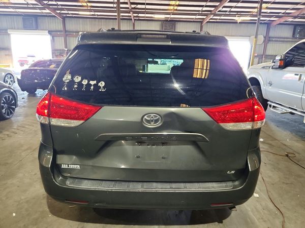 2013 TOYOTA SIENNA