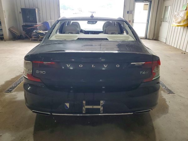 2018 VOLVO S90 Momentum