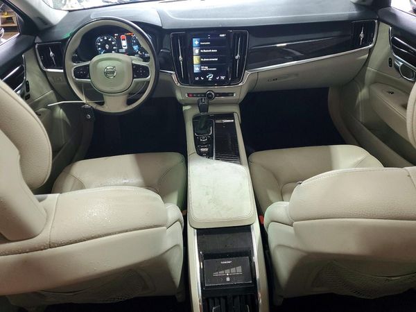 2018 VOLVO S90 Momentum
