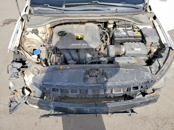 2017 HYUNDAI ELANTRA SE Base — Engine bay