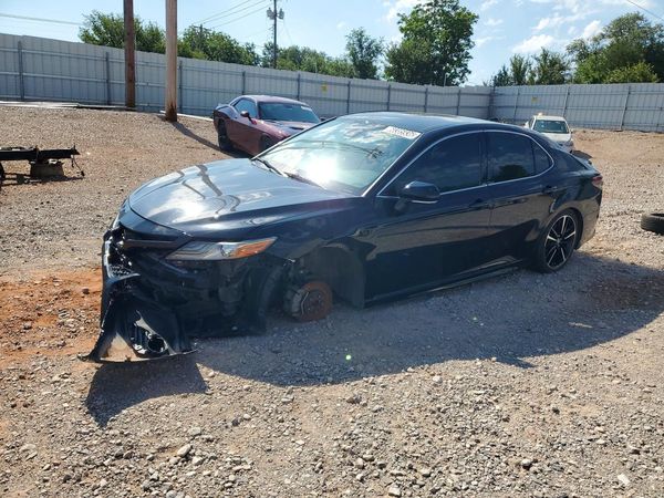 2019 TOYOTA CAMRY XSE — Front 3/4