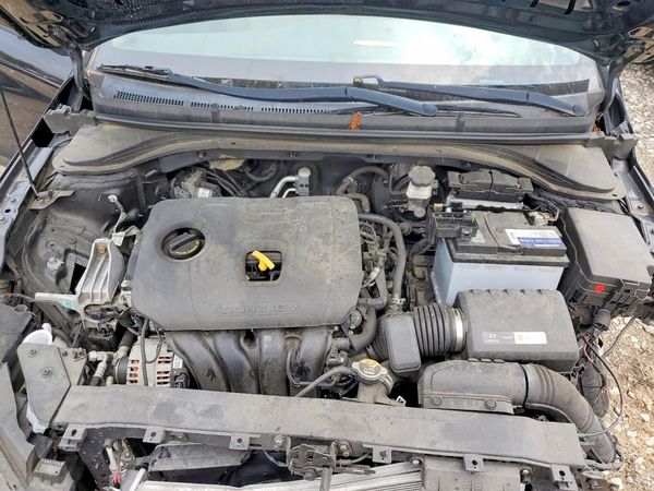 2019 HYUNDAI ELANTRA SE — Engine bay