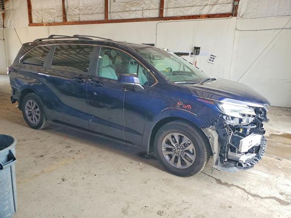 2025 TOYOTA SIENNA