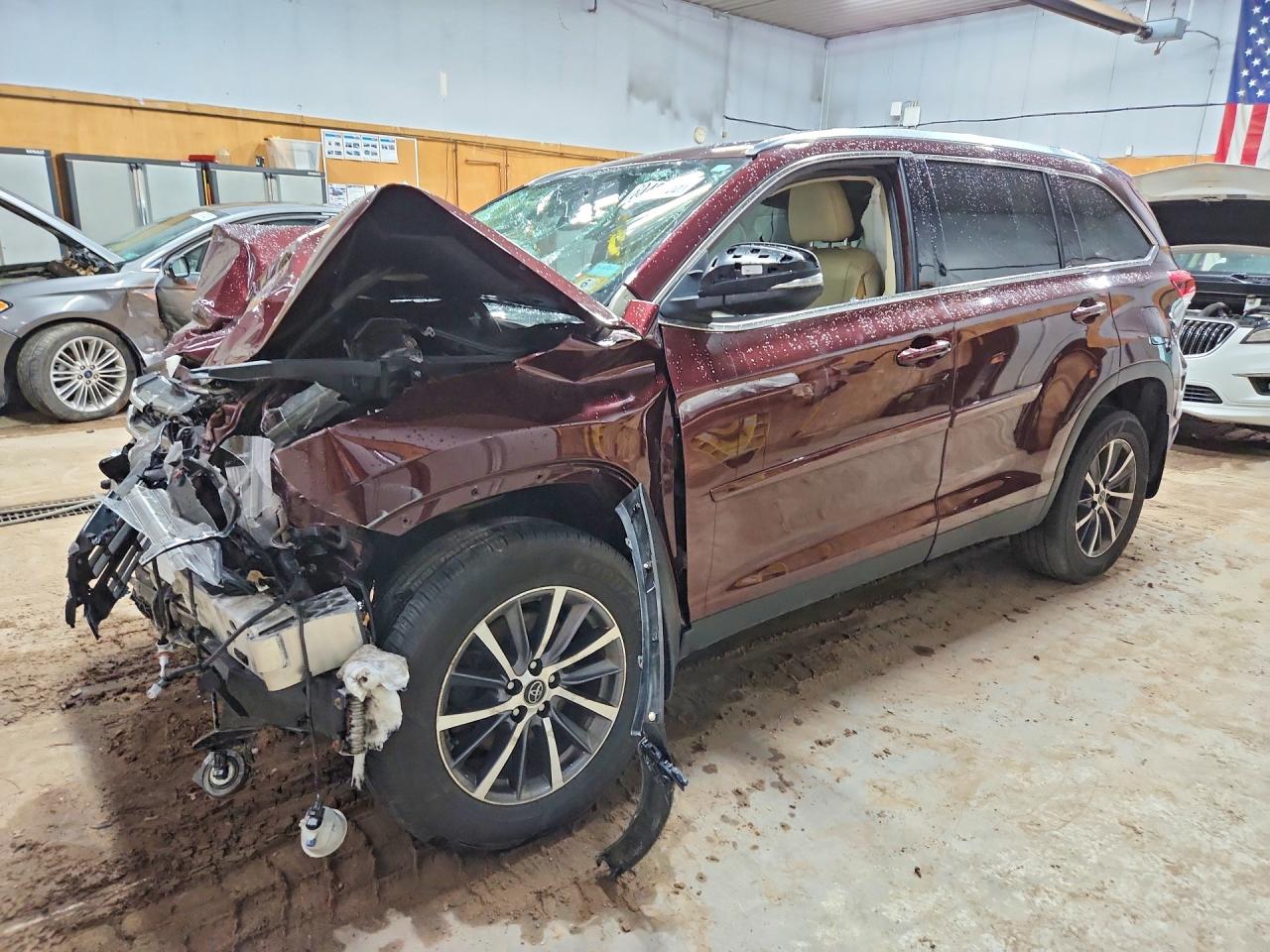 2019 TOYOTA HIGHLANDER SE/XLE — Front 3/4
