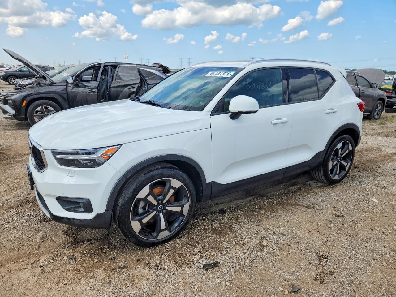 2020 VOLVO XC40 Momentum