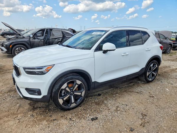 2020 VOLVO XC40 Momentum