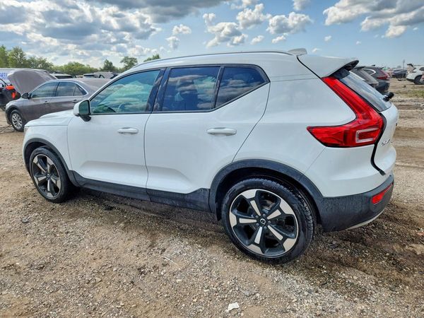 2020 VOLVO XC40 Momentum