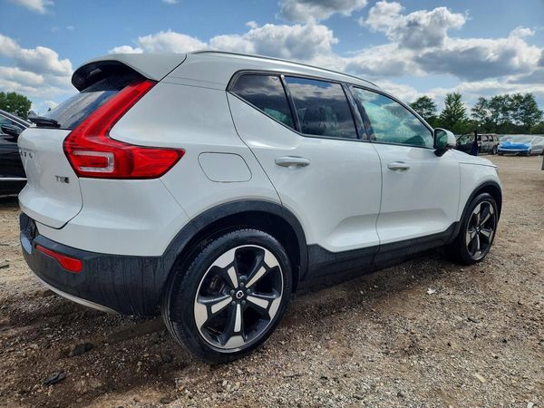2020 VOLVO XC40 Momentum