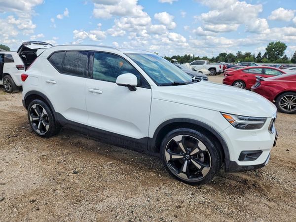 2020 VOLVO XC40 Momentum