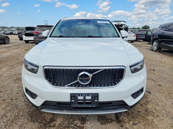 2020 VOLVO XC40 Momentum