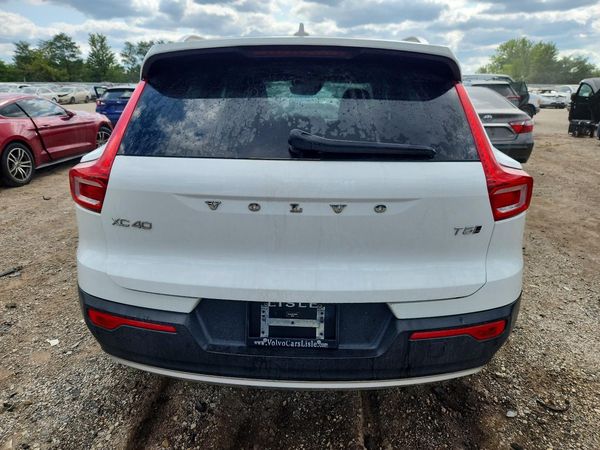 2020 VOLVO XC40 Momentum