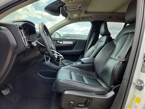 2020 VOLVO XC40 Momentum