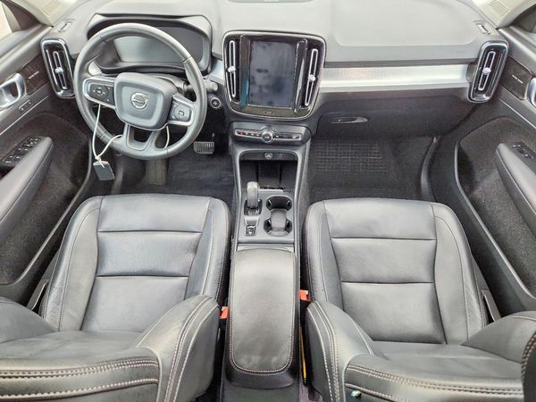 2020 VOLVO XC40 Momentum