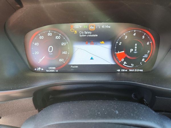 2020 VOLVO XC40 Momentum