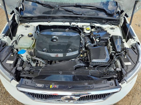 2020 VOLVO XC40 Momentum