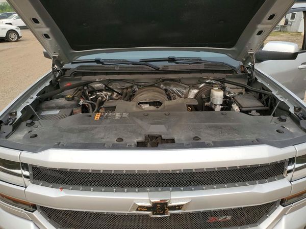 2018 CHEVROLET SILVERADO LT — Engine bay