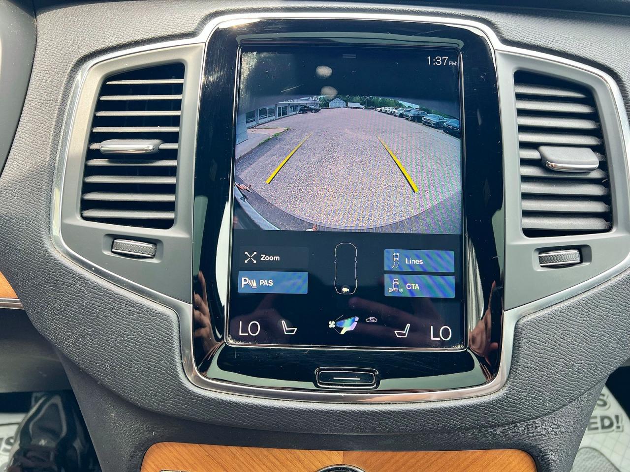 2021 VOLVO XC90 Momentum