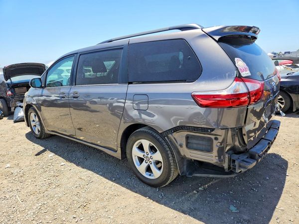 2018 TOYOTA SIENNA LE