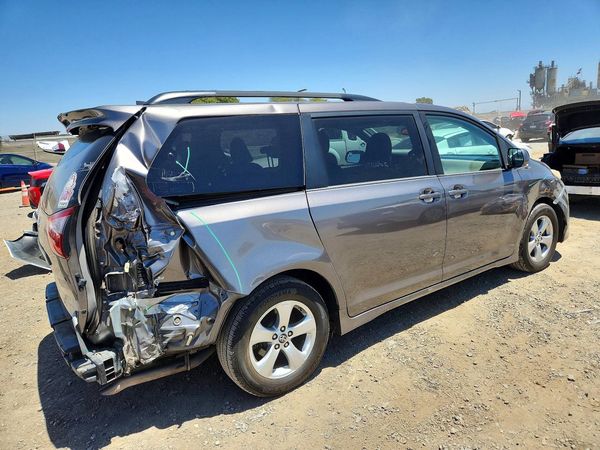 2018 TOYOTA SIENNA LE