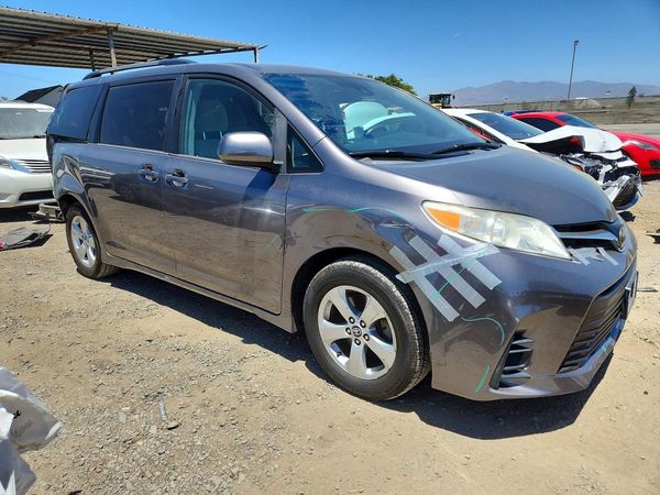 2018 TOYOTA SIENNA LE