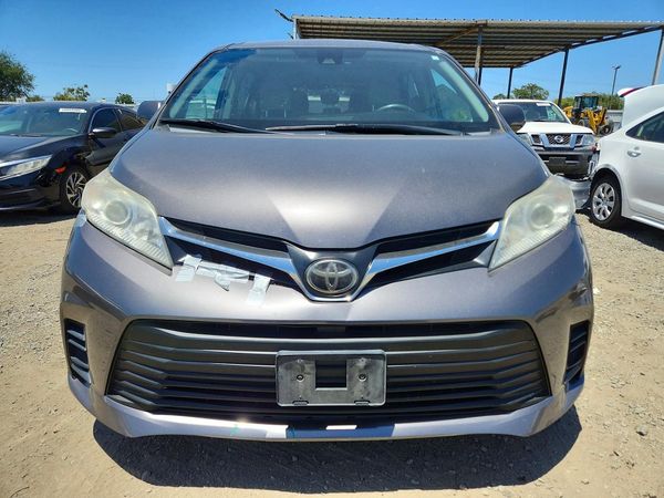 2018 TOYOTA SIENNA LE