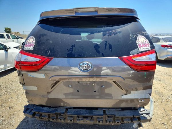 2018 TOYOTA SIENNA LE
