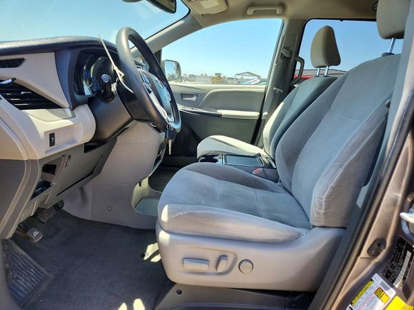 2018 TOYOTA SIENNA LE