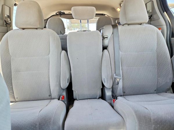 2018 TOYOTA SIENNA LE