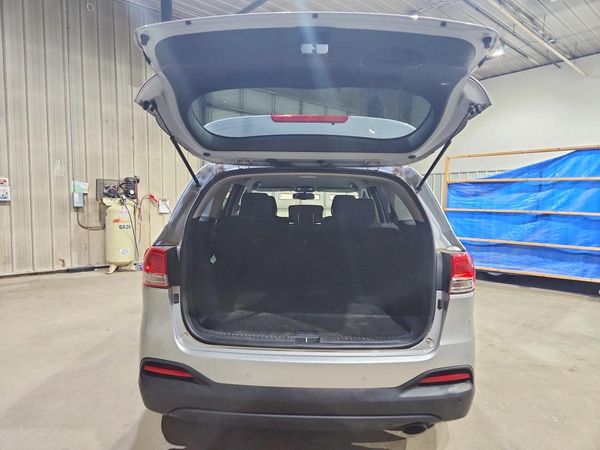 2016 KIA SORENTO L / LX
