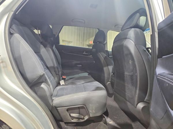 2016 KIA SORENTO L / LX