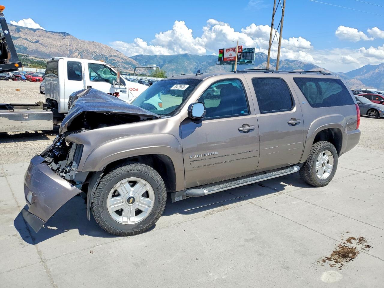 2013 CHEVROLET SUBURBAN LT — Front 3/4