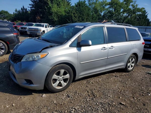2012 TOYOTA SIENNA