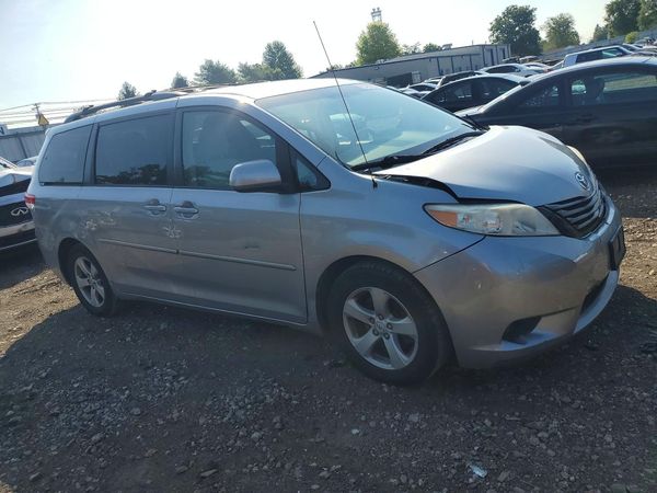 2012 TOYOTA SIENNA