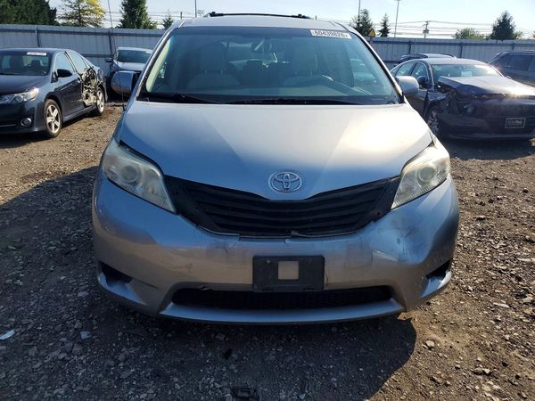 2012 TOYOTA SIENNA